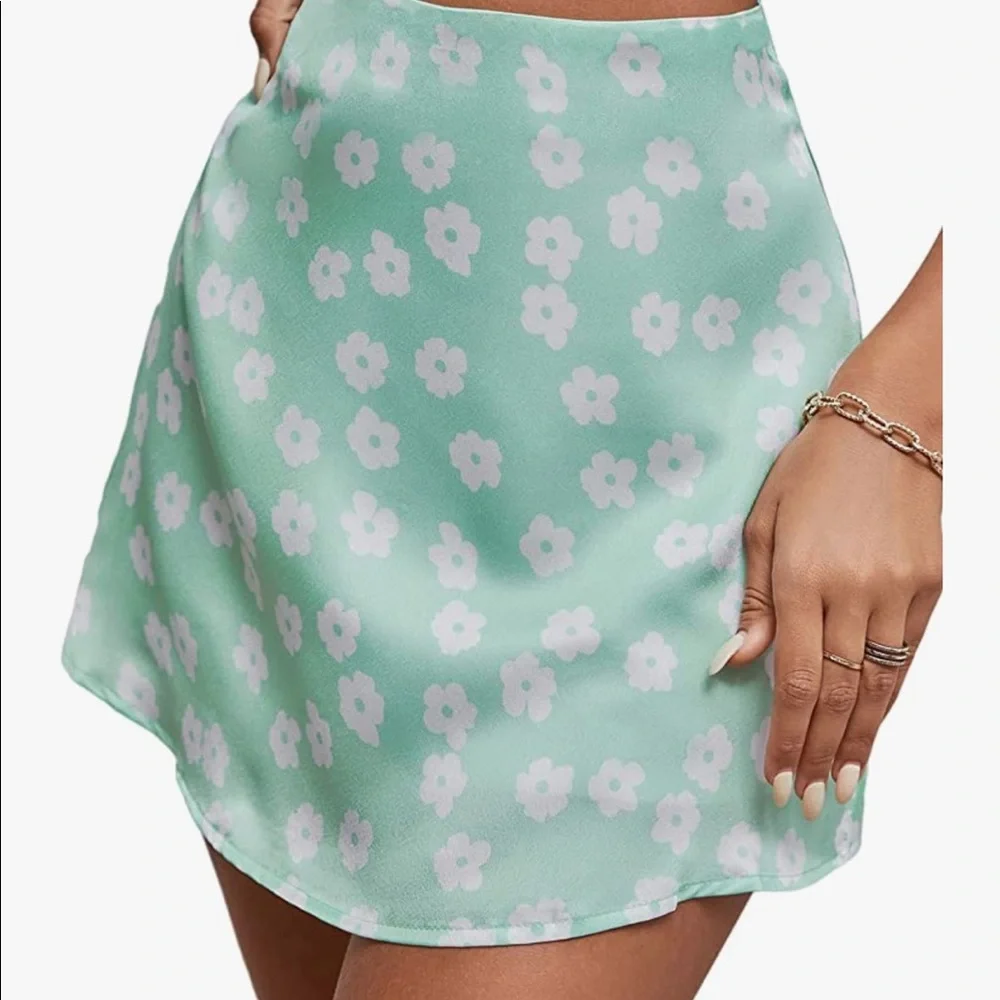 Princess Polly looks like Green mini satin skirt. - Picture 9 of 12